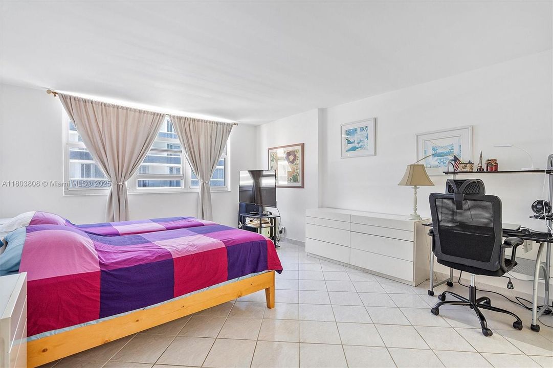 For Sale: $599,999 (1 beds, 1 baths, 929 Square Feet)