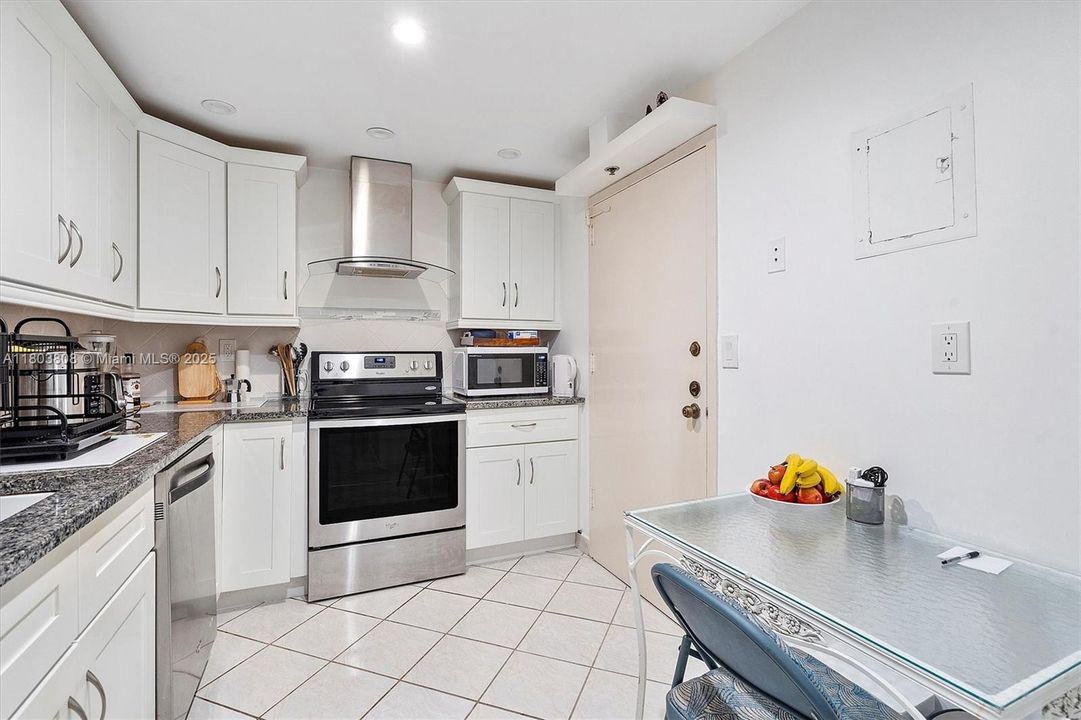 For Sale: $599,999 (1 beds, 1 baths, 929 Square Feet)