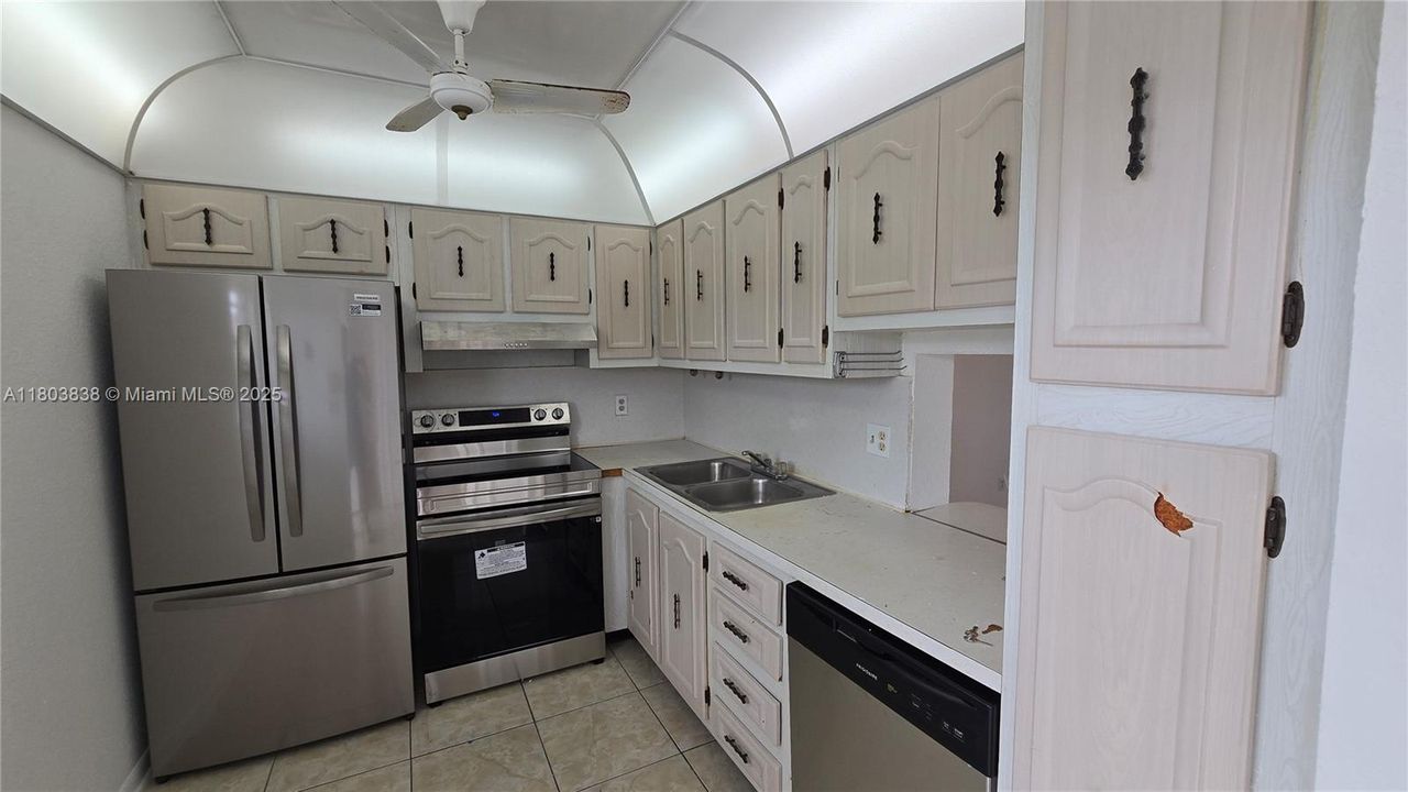 Active With Contract: $79,900 (1 beds, 1 baths, 754 Square Feet)
