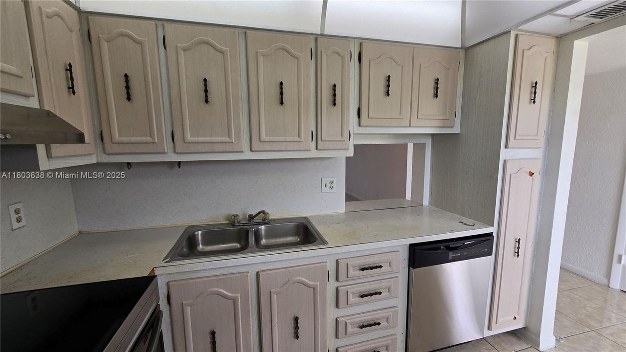 Active With Contract: $79,900 (1 beds, 1 baths, 754 Square Feet)