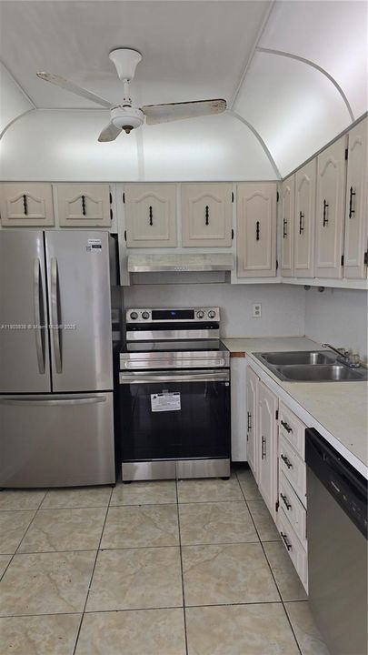 Active With Contract: $79,900 (1 beds, 1 baths, 754 Square Feet)