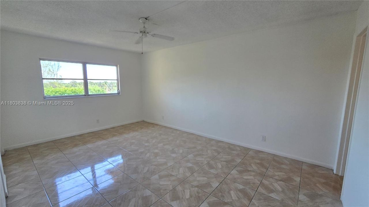 Active With Contract: $79,900 (1 beds, 1 baths, 754 Square Feet)