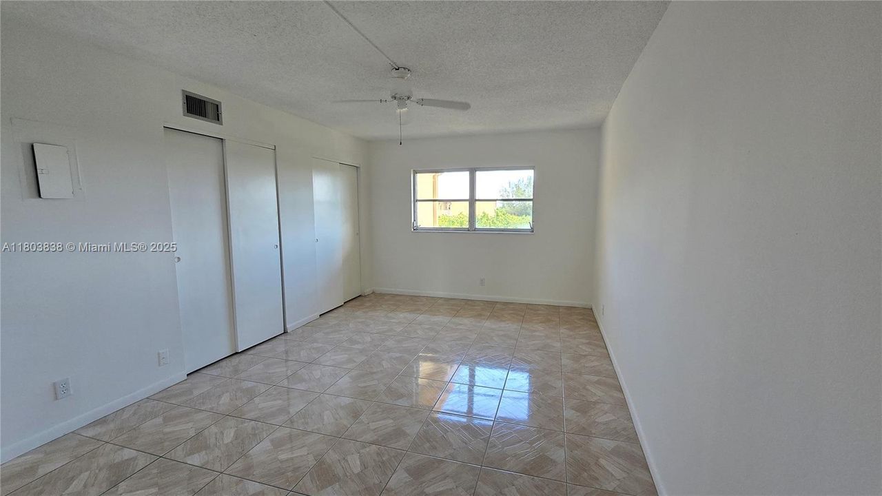 Active With Contract: $79,900 (1 beds, 1 baths, 754 Square Feet)