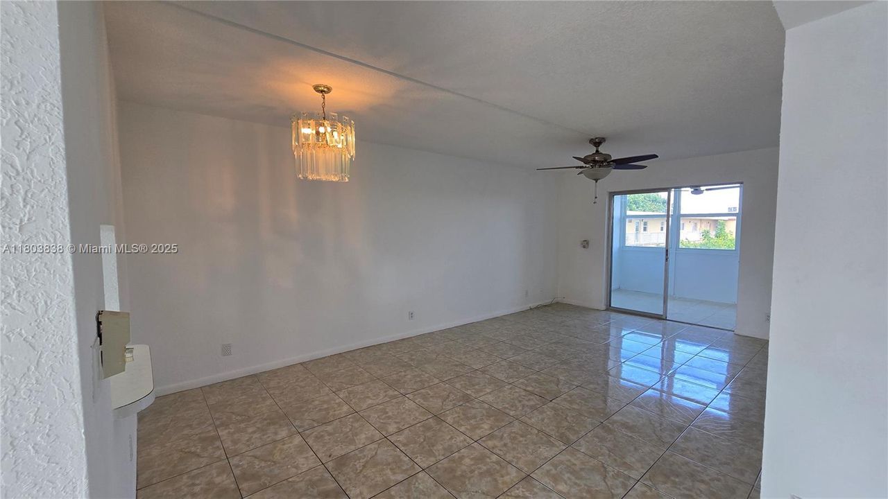 Active With Contract: $79,900 (1 beds, 1 baths, 754 Square Feet)
