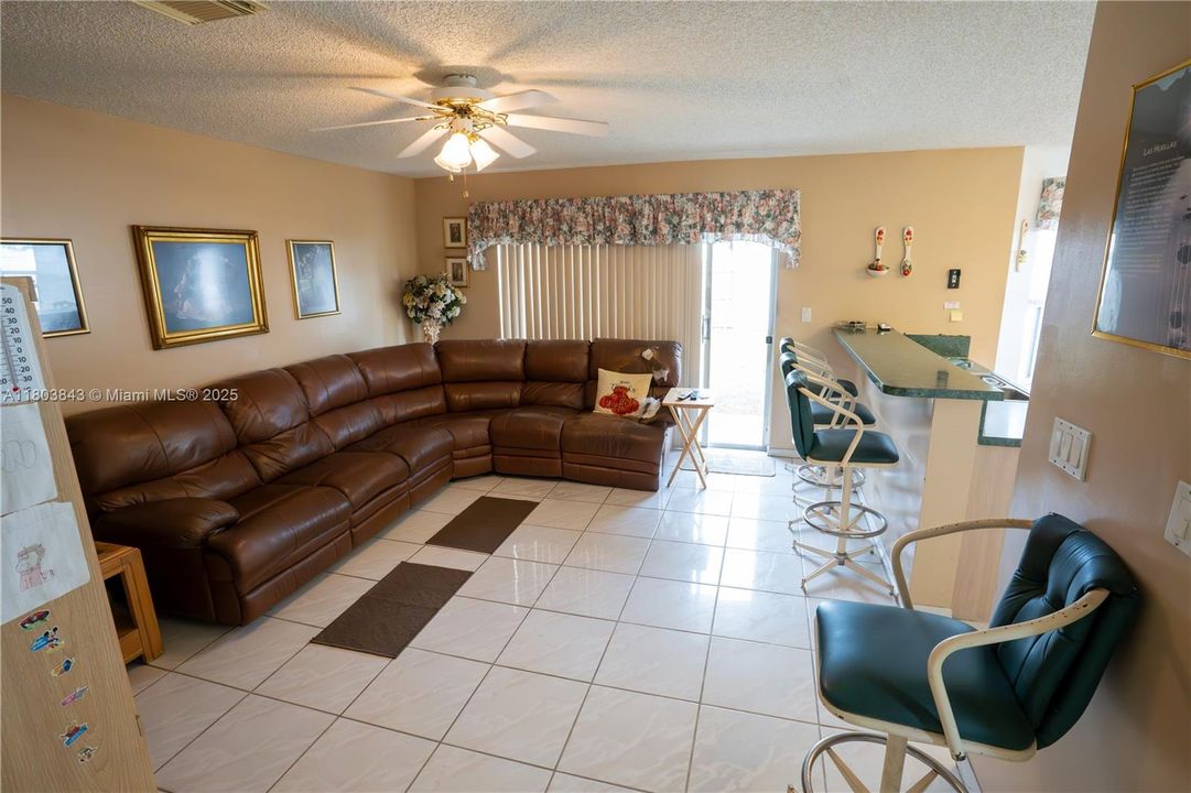 Недавно продано: $549,000 (3 спален, 2 ванн, 2071 Квадратных фут)