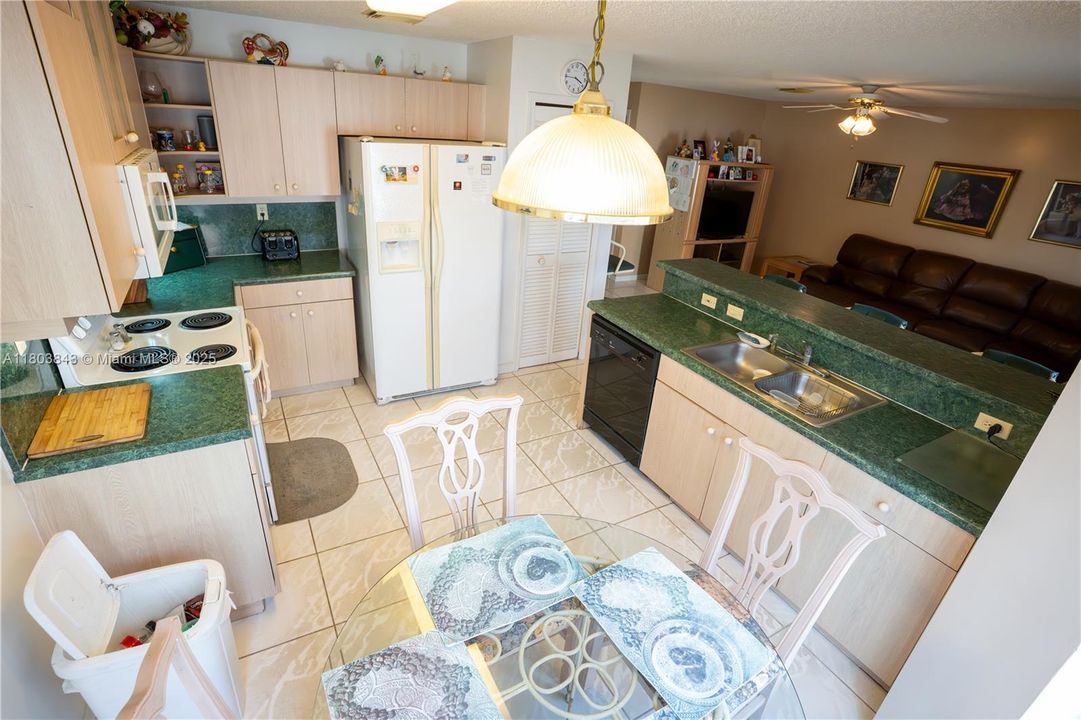 Недавно продано: $549,000 (3 спален, 2 ванн, 2071 Квадратных фут)