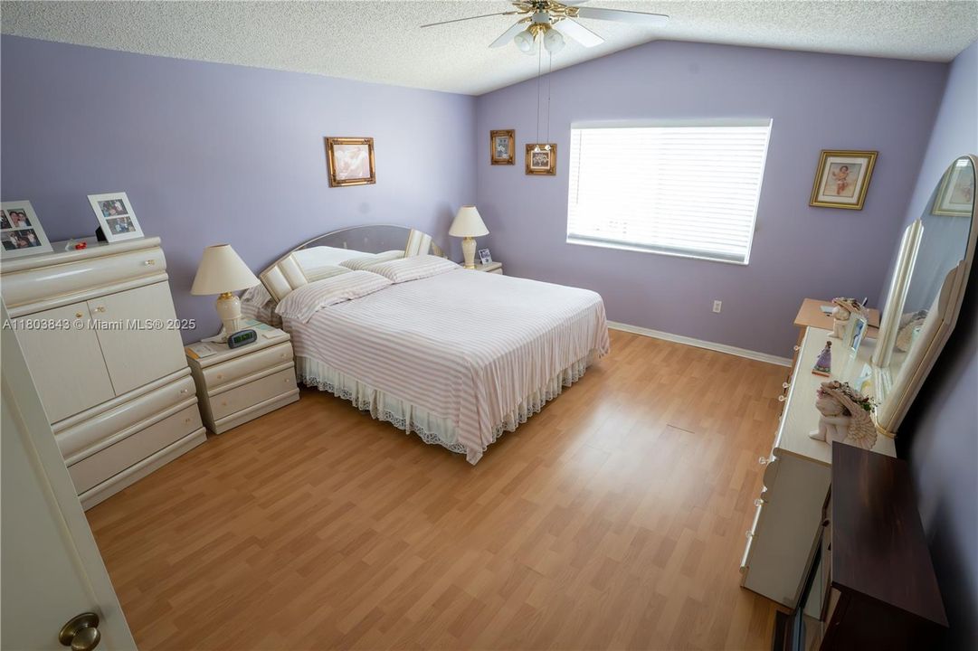 Недавно продано: $549,000 (3 спален, 2 ванн, 2071 Квадратных фут)