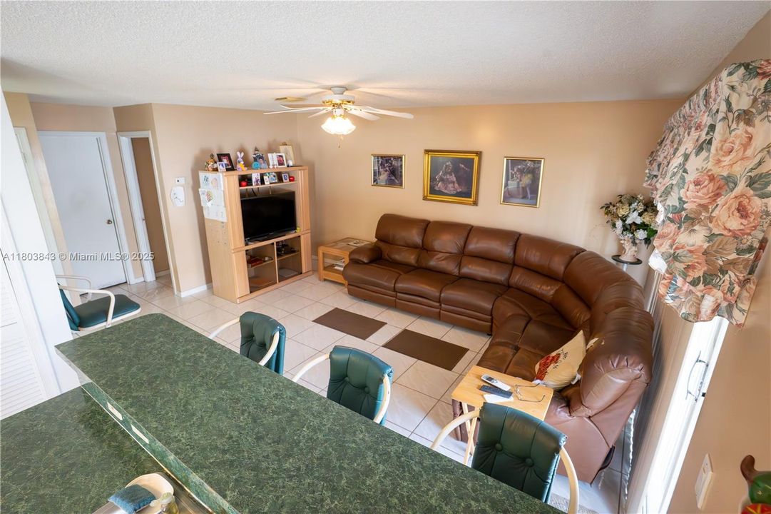 Недавно продано: $549,000 (3 спален, 2 ванн, 2071 Квадратных фут)