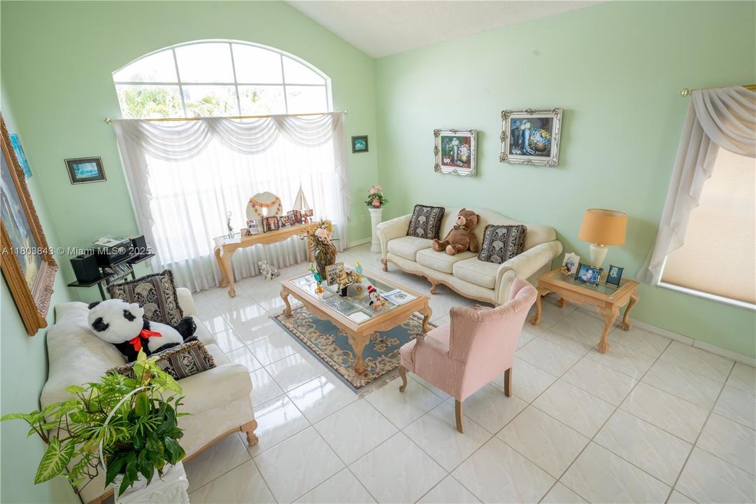 Недавно продано: $549,000 (3 спален, 2 ванн, 2071 Квадратных фут)