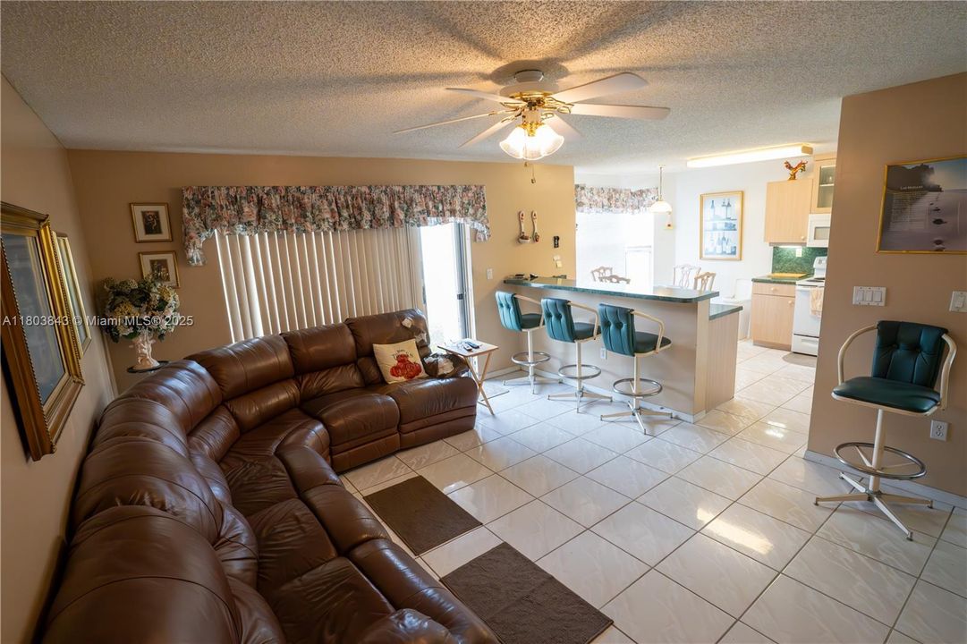 Недавно продано: $549,000 (3 спален, 2 ванн, 2071 Квадратных фут)