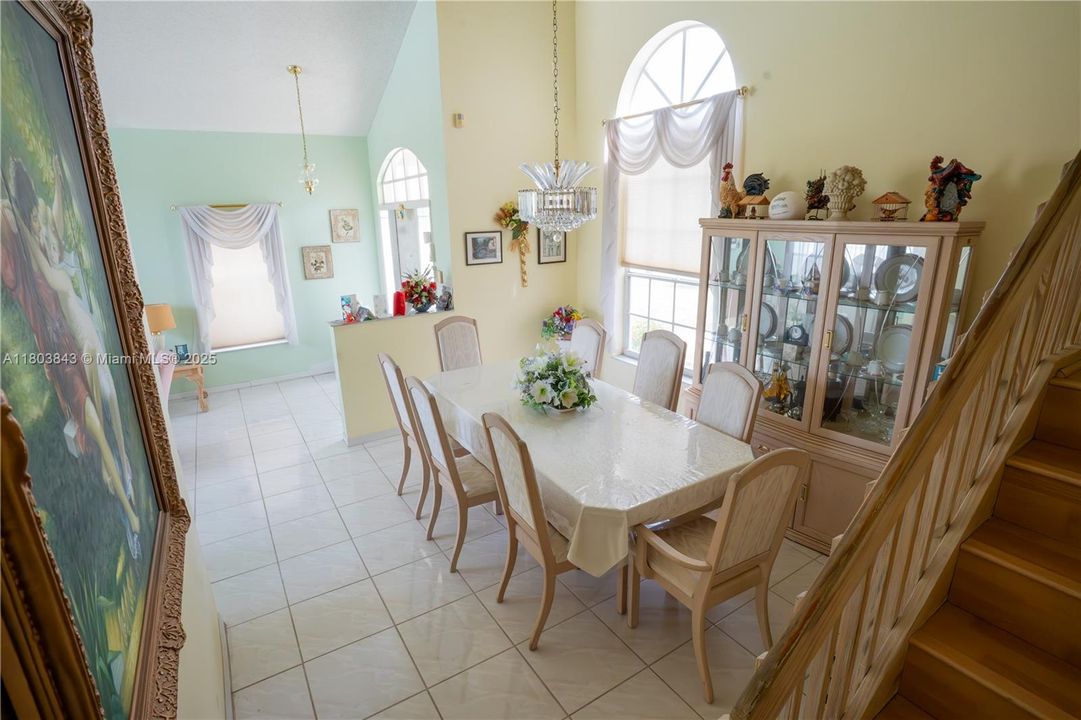 Недавно продано: $549,000 (3 спален, 2 ванн, 2071 Квадратных фут)