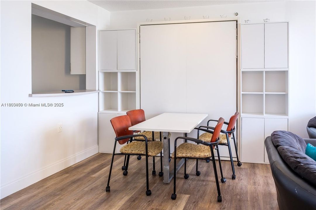 最近售出: $305,000 (1 贝兹, 1 浴室, 710 平方英尺)