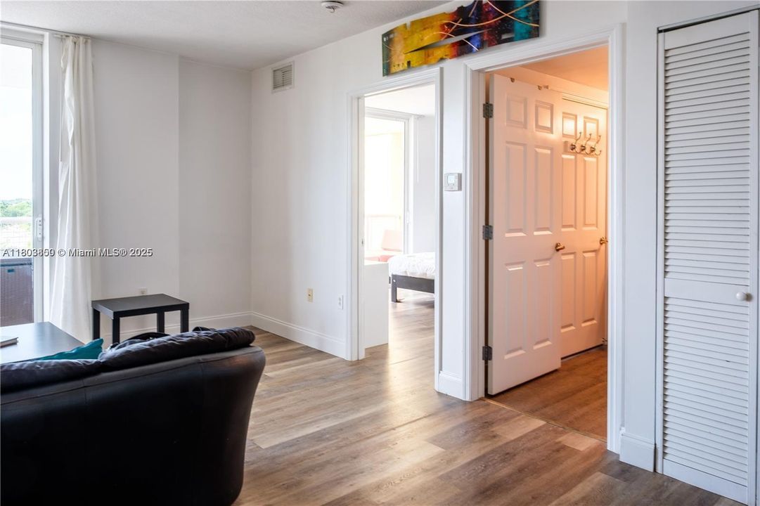 最近售出: $305,000 (1 贝兹, 1 浴室, 710 平方英尺)