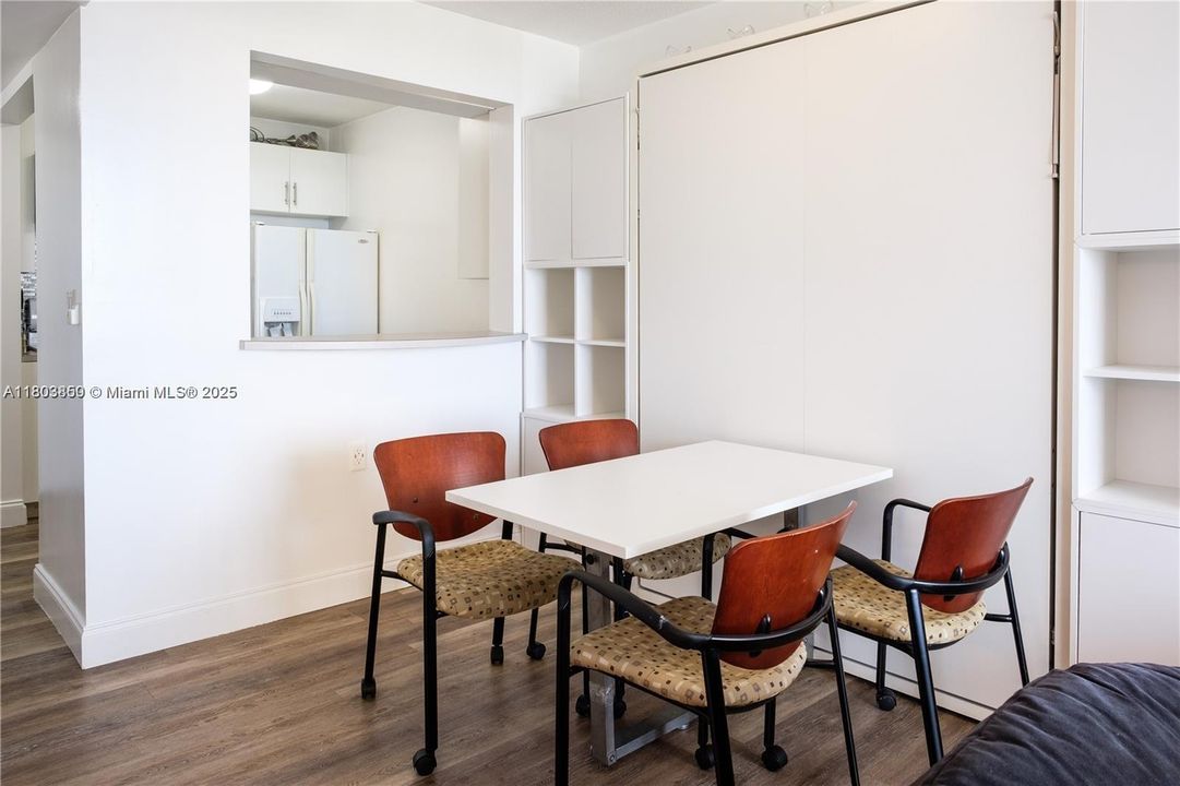 最近售出: $305,000 (1 贝兹, 1 浴室, 710 平方英尺)