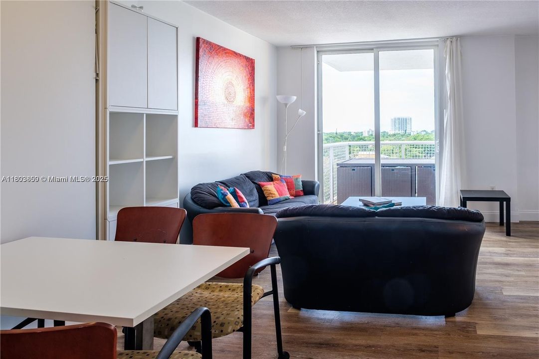 最近售出: $305,000 (1 贝兹, 1 浴室, 710 平方英尺)