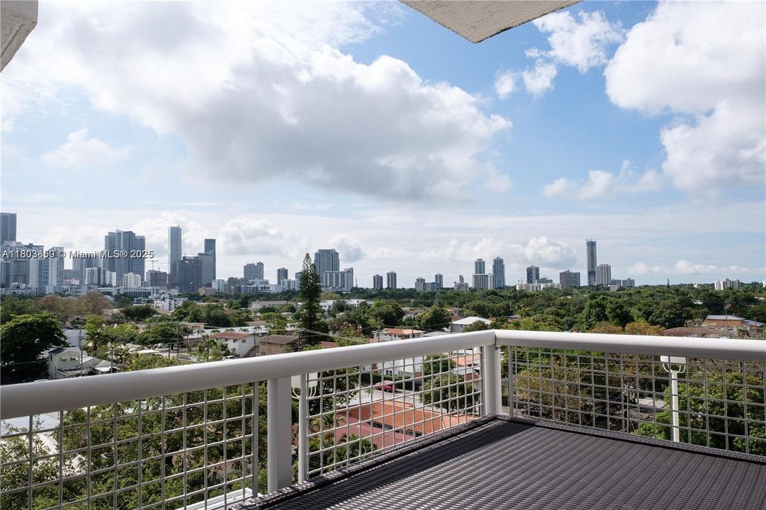 最近售出: $305,000 (1 贝兹, 1 浴室, 710 平方英尺)