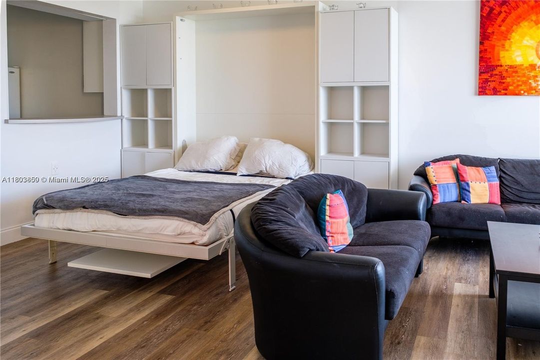 最近售出: $305,000 (1 贝兹, 1 浴室, 710 平方英尺)