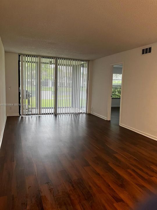 Active With Contract: $140,000 (2 beds, 2 baths, 880 Square Feet)