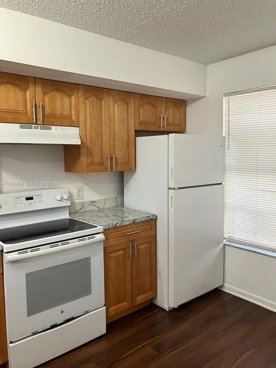 Active With Contract: $140,000 (2 beds, 2 baths, 880 Square Feet)