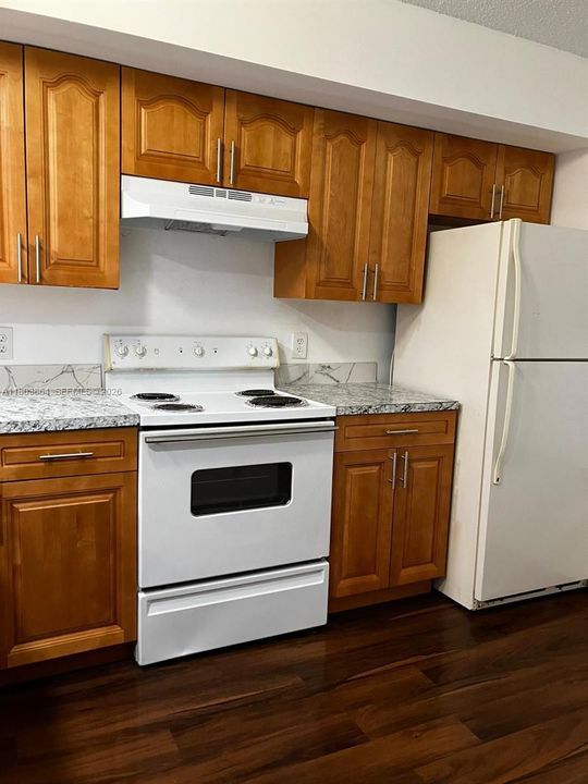 Active With Contract: $140,000 (2 beds, 2 baths, 880 Square Feet)