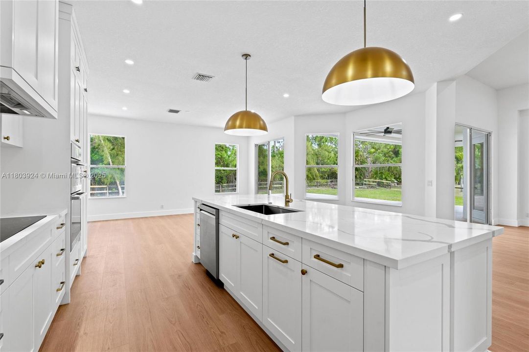 Recently Sold: $870,000 (4 beds, 3 baths, 2405 Square Feet)