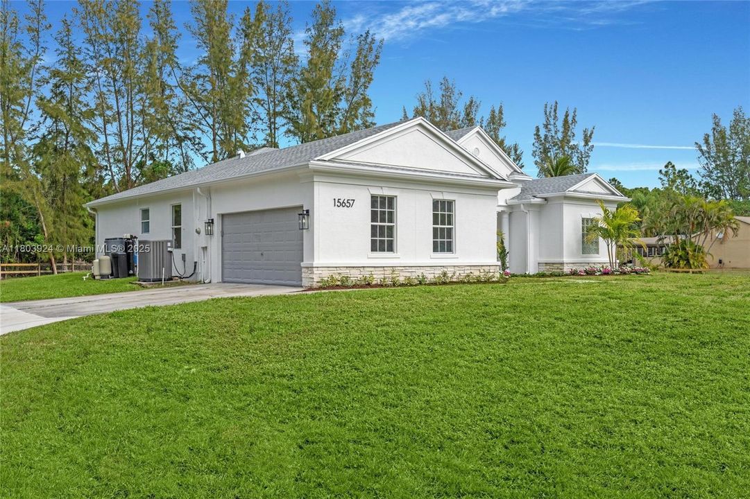 Recently Sold: $870,000 (4 beds, 3 baths, 2405 Square Feet)