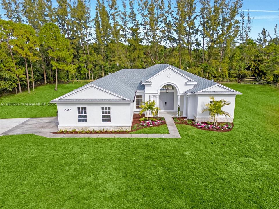 Recently Sold: $870,000 (4 beds, 3 baths, 2405 Square Feet)