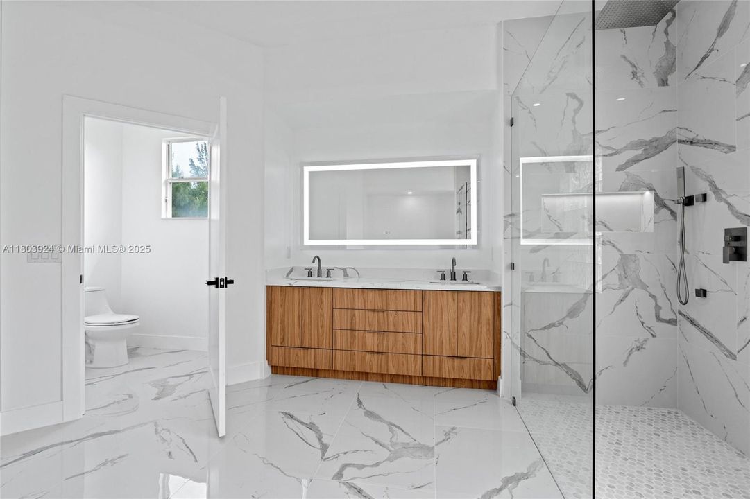 Recently Sold: $870,000 (4 beds, 3 baths, 2405 Square Feet)