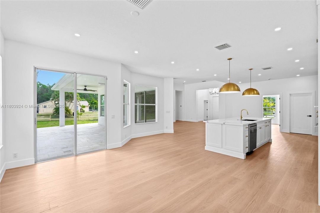 Recently Sold: $870,000 (4 beds, 3 baths, 2405 Square Feet)