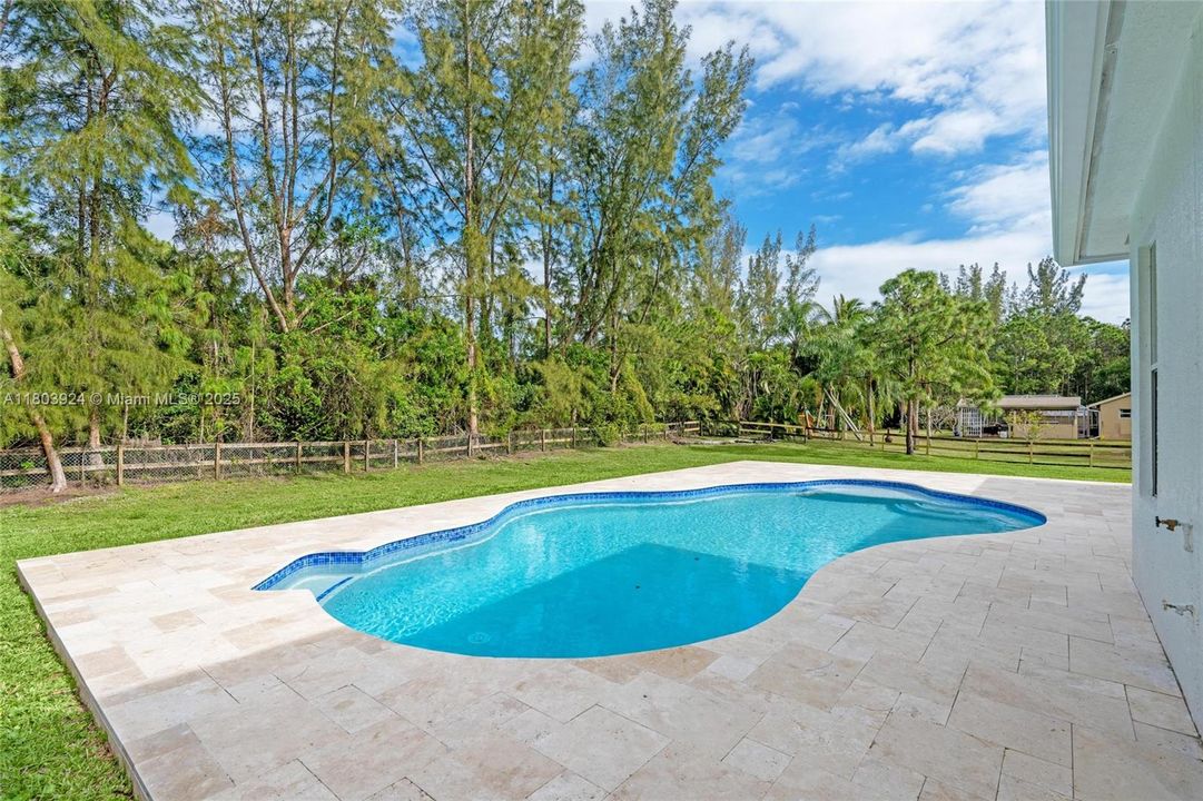 Recently Sold: $870,000 (4 beds, 3 baths, 2405 Square Feet)