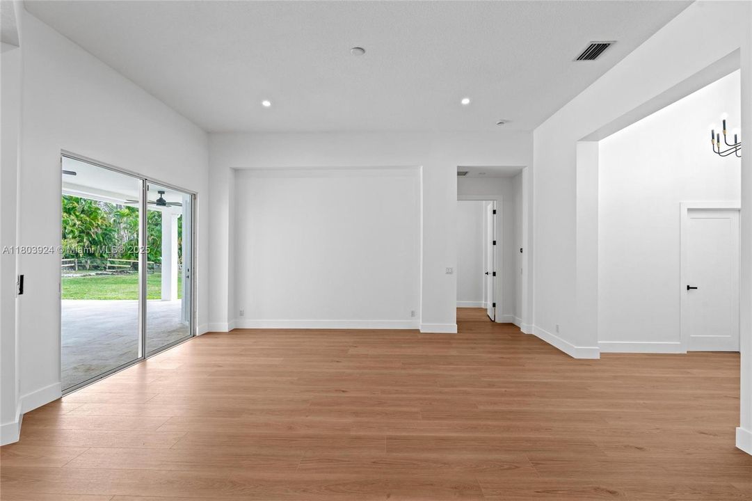 Recently Sold: $870,000 (4 beds, 3 baths, 2405 Square Feet)