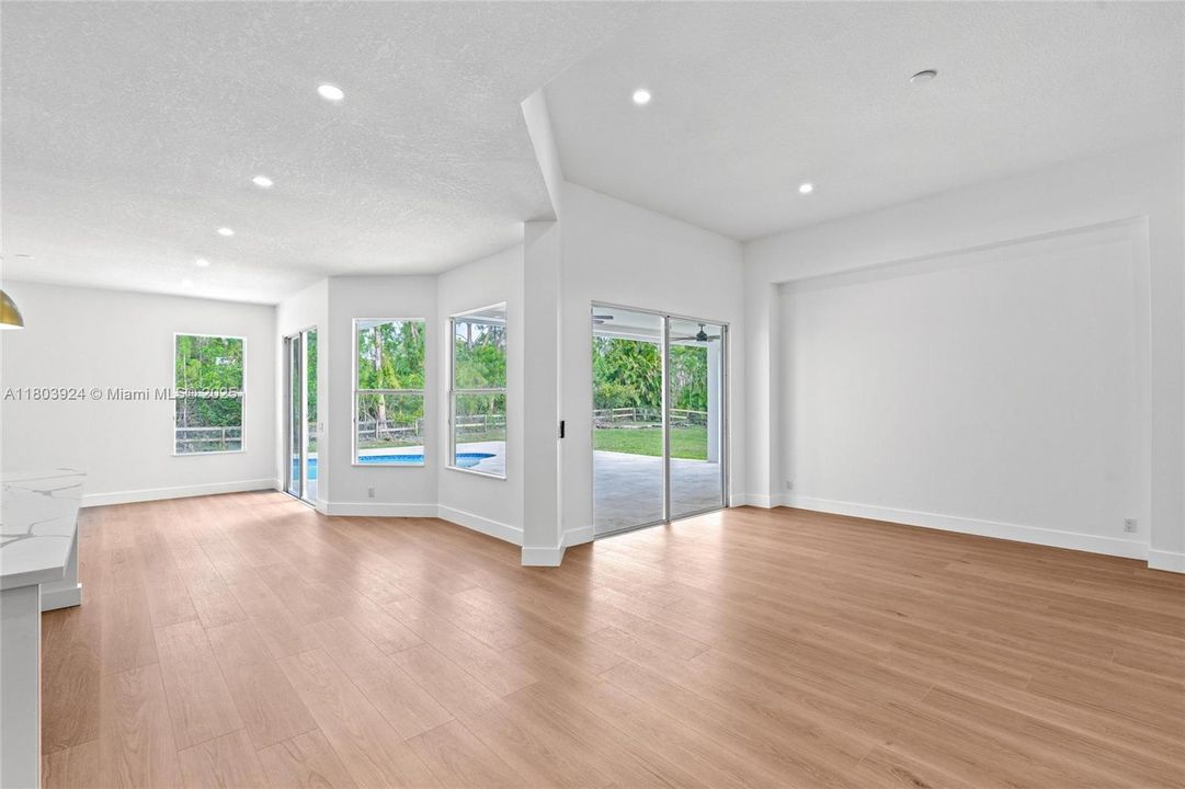 Recently Sold: $870,000 (4 beds, 3 baths, 2405 Square Feet)