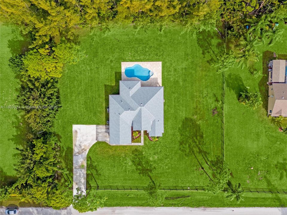 Recently Sold: $870,000 (4 beds, 3 baths, 2405 Square Feet)