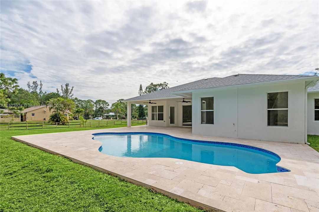 Recently Sold: $870,000 (4 beds, 3 baths, 2405 Square Feet)