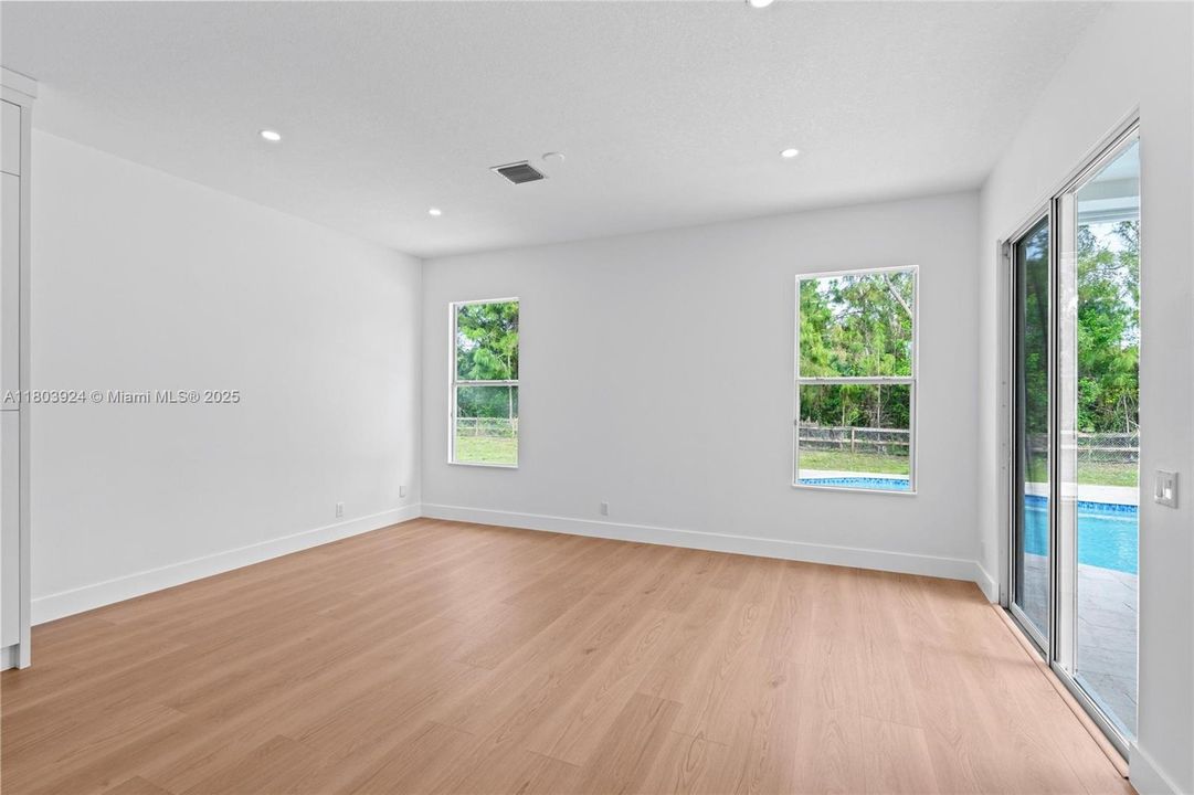 Recently Sold: $870,000 (4 beds, 3 baths, 2405 Square Feet)