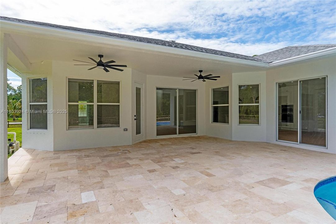 Recently Sold: $870,000 (4 beds, 3 baths, 2405 Square Feet)