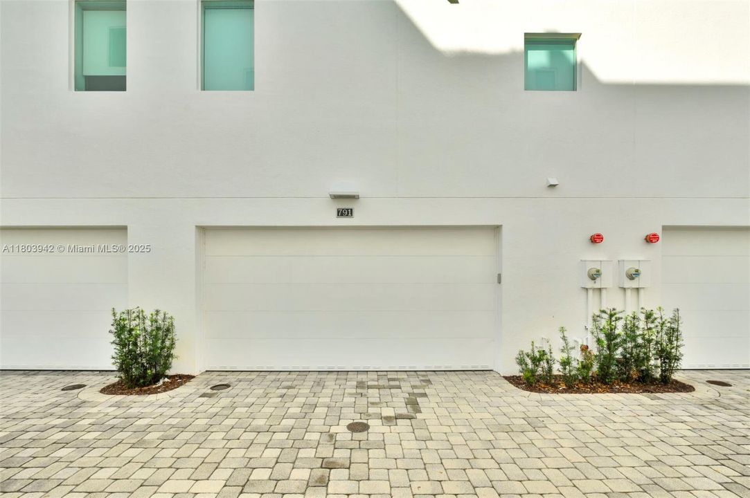 Recently Rented: $4,500 (3 beds, 3 baths, 1586 Square Feet)