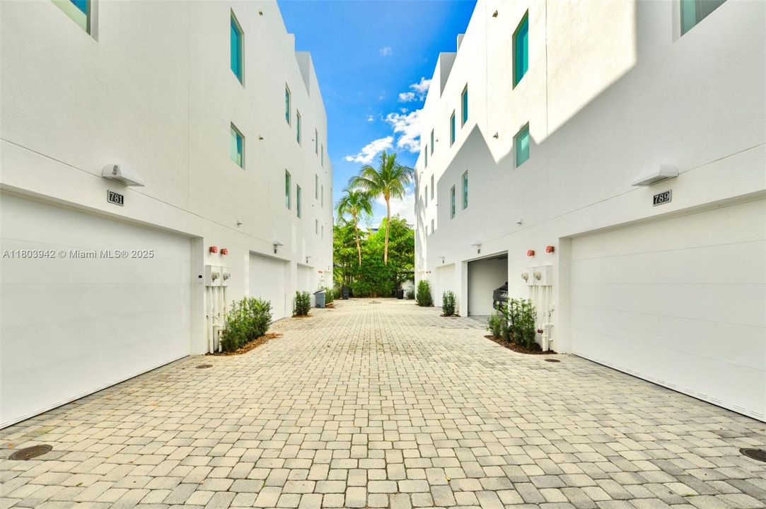 Recently Rented: $4,500 (3 beds, 3 baths, 1586 Square Feet)