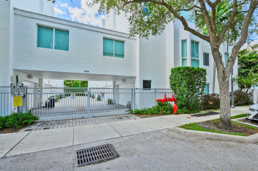 Recently Rented: $4,500 (3 beds, 3 baths, 1586 Square Feet)