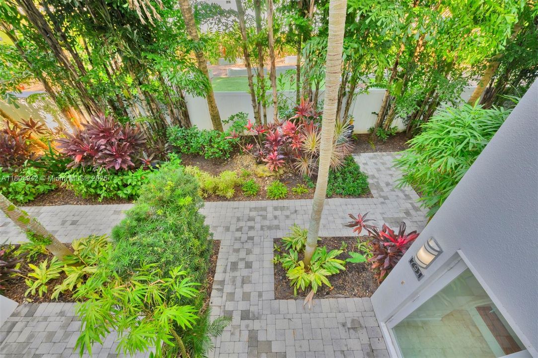 Recently Rented: $4,500 (3 beds, 3 baths, 1586 Square Feet)