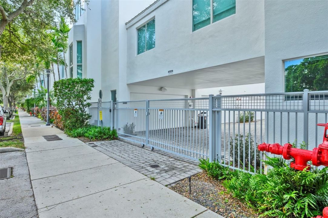 Recently Rented: $4,500 (3 beds, 3 baths, 1586 Square Feet)