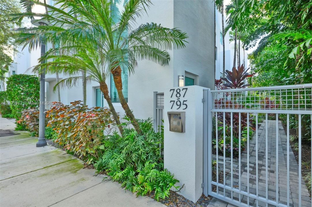 Recently Rented: $4,500 (3 beds, 3 baths, 1586 Square Feet)