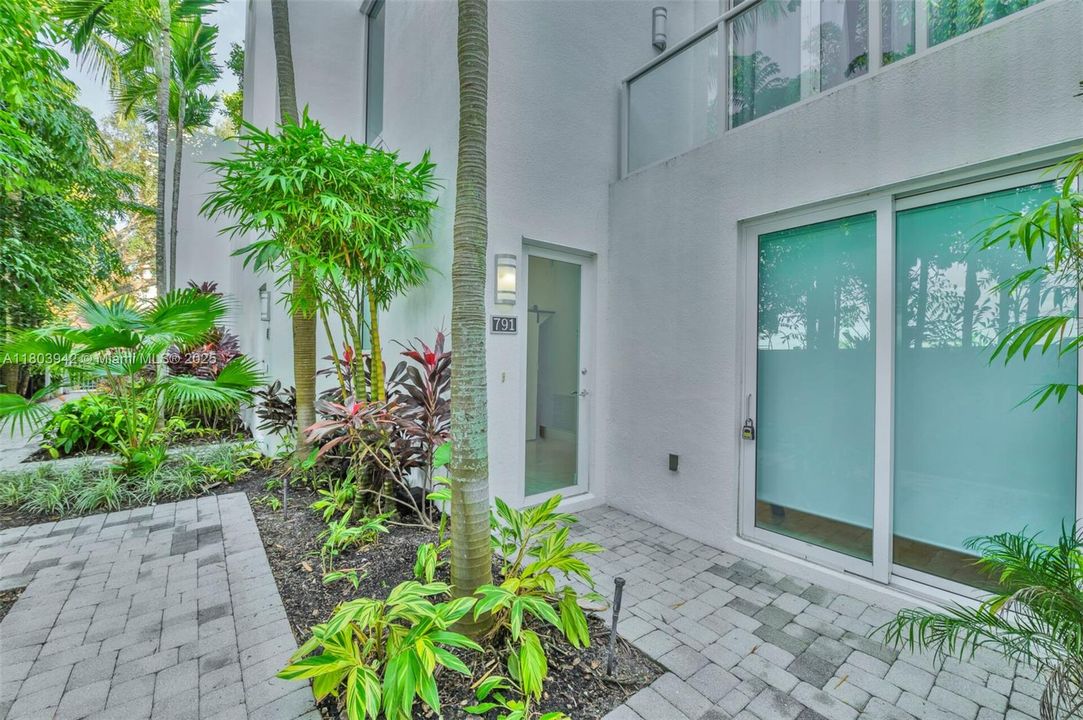 Recently Rented: $4,500 (3 beds, 3 baths, 1586 Square Feet)