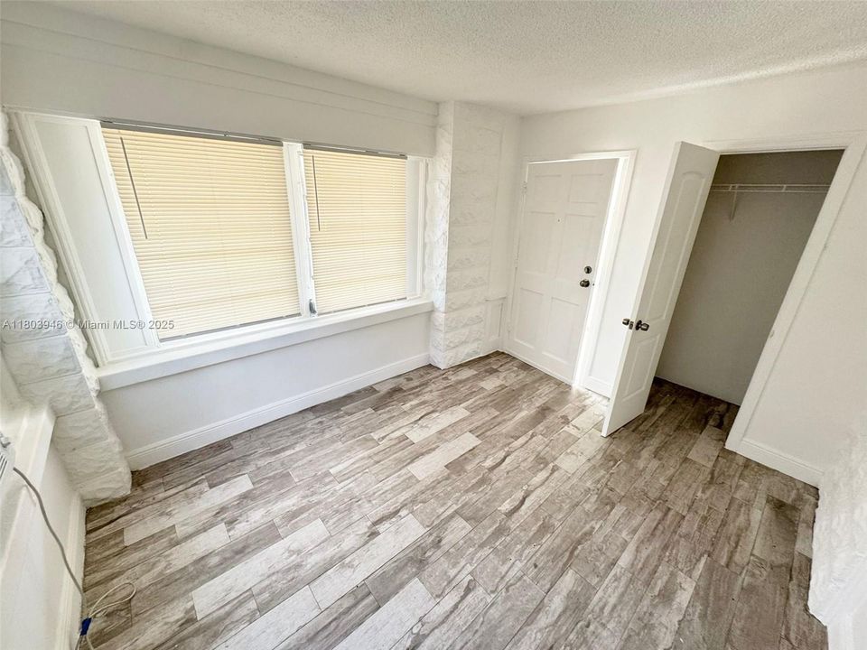 合同活跃: $1,350 (1 贝兹, 1 浴室, 0 平方英尺)