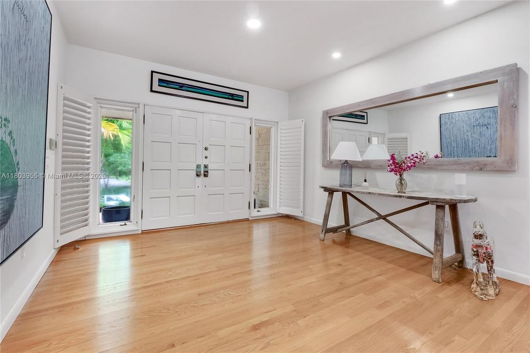 最近售出: $5,995,000 (4 贝兹, 3 浴室, 4035 平方英尺)