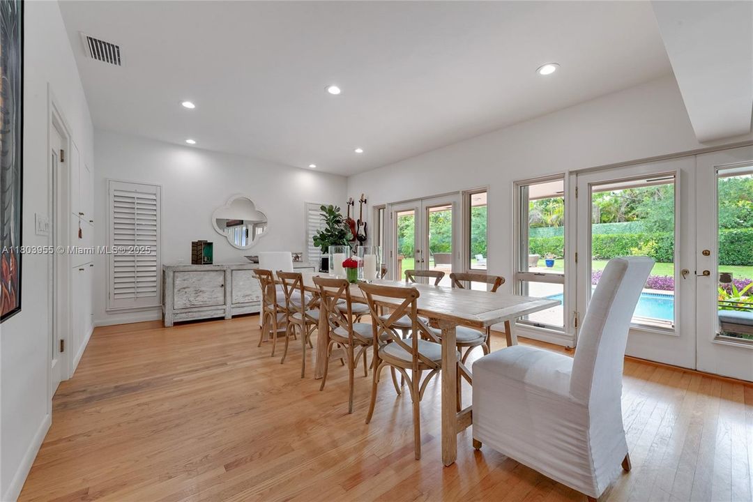 最近售出: $5,995,000 (4 贝兹, 3 浴室, 4035 平方英尺)