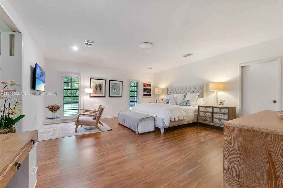 最近售出: $5,995,000 (4 贝兹, 3 浴室, 4035 平方英尺)