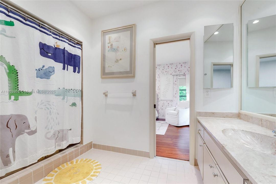 最近售出: $5,995,000 (4 贝兹, 3 浴室, 4035 平方英尺)