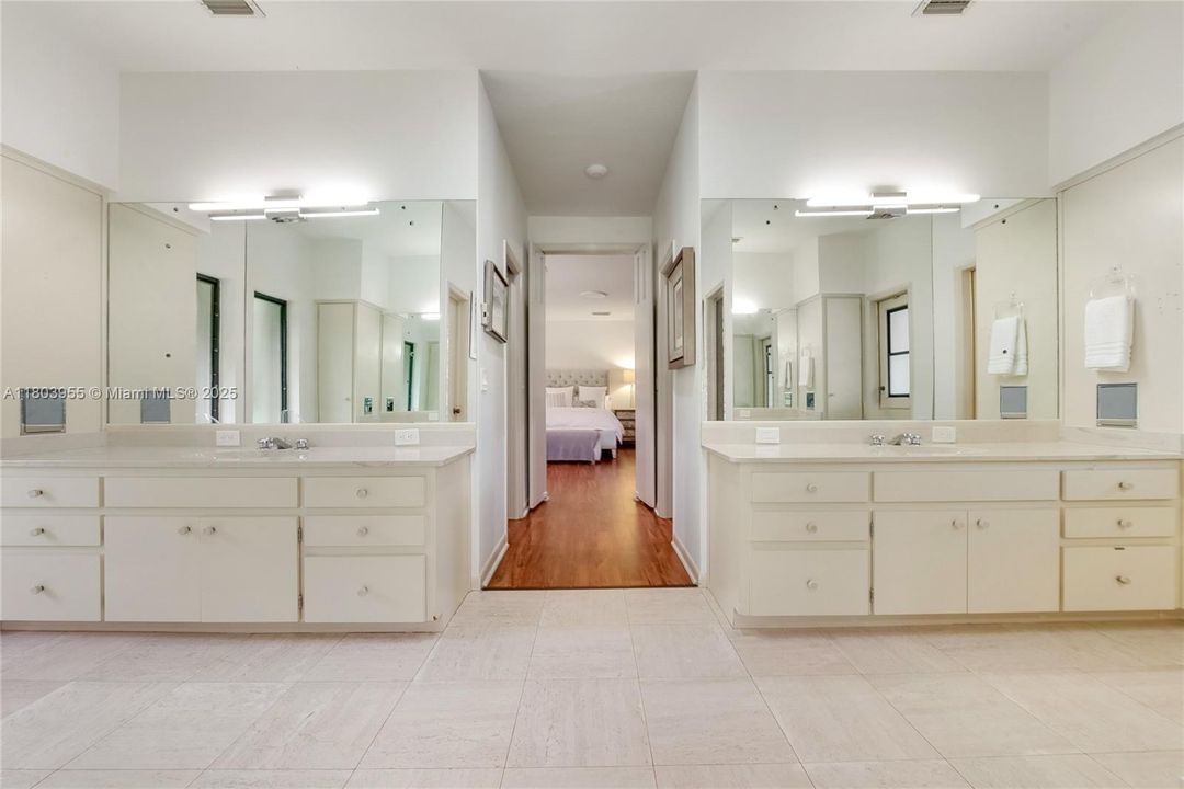 最近售出: $5,995,000 (4 贝兹, 3 浴室, 4035 平方英尺)