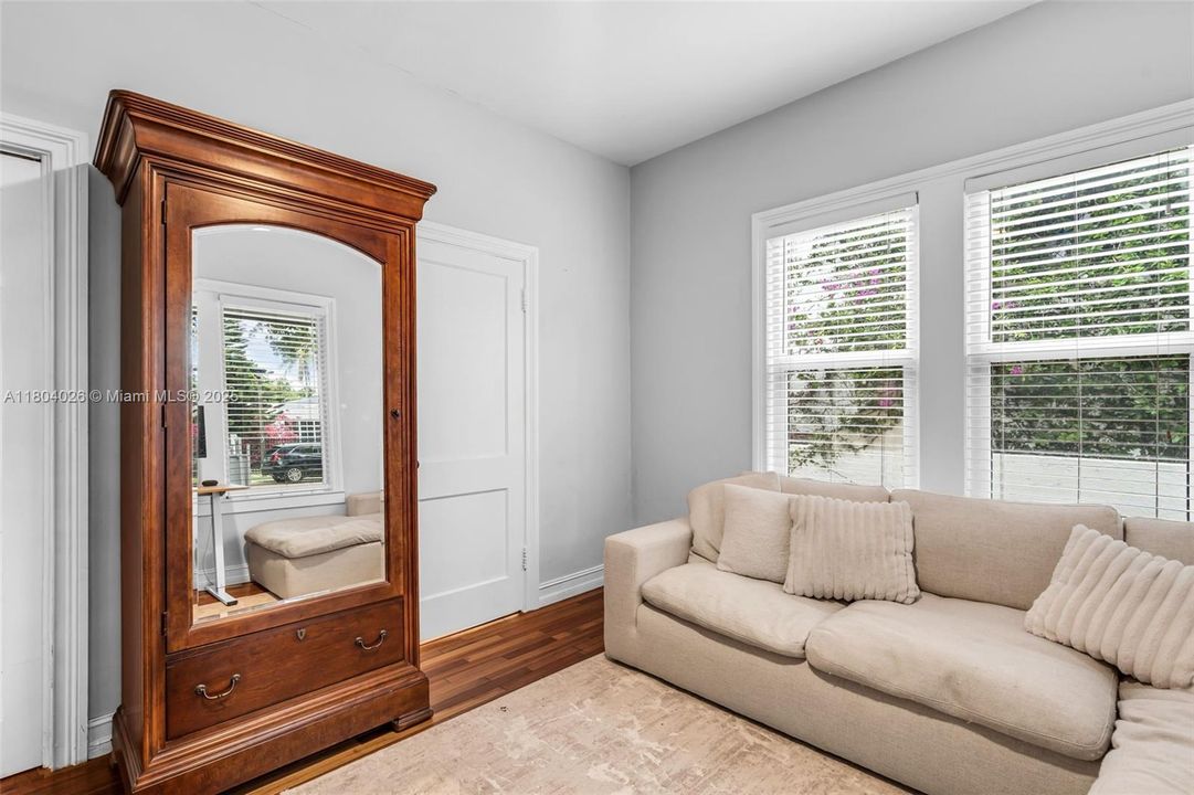 Recently Sold: $949,900 (2 beds, 2 baths, 1328 Square Feet)